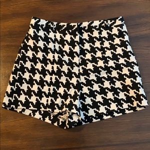 Women’s Black and white patterned HW shorts